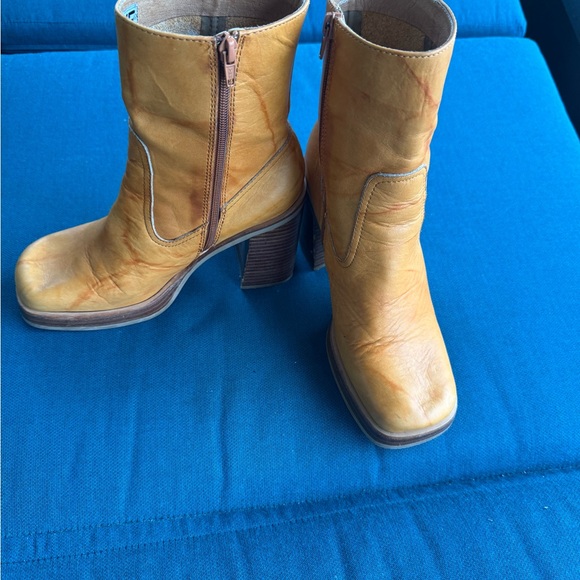 Vintage Frye Karma
Platform Boots size 7 1/2 - Picture 4 of 8